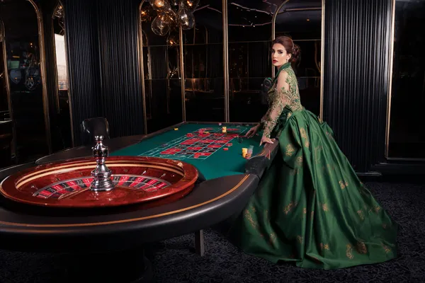 Uma mulher glamourosa segurando fichas de cassino em um ambiente iluminado por néon, representando a atmosfera premium do cassino online 67VIP.