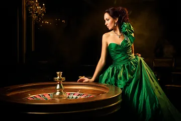 Uma mulher elegante ao lado de máquinas caça-níqueis vibrantes exibindo setes brilhantes, mostrando a variedade de slots no 67VIP.