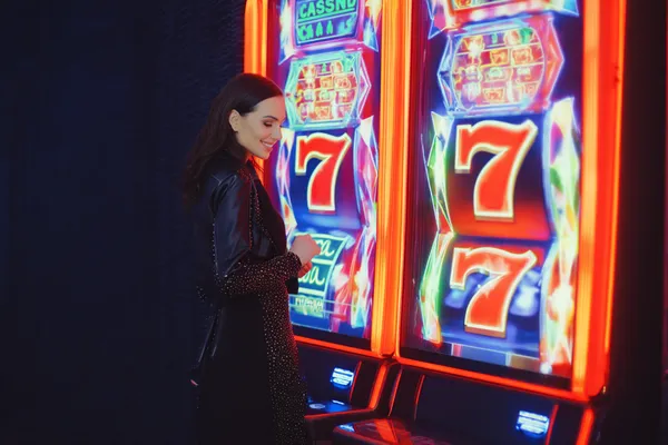 Uma mulher em um vestido verde luxuoso ao lado de uma roleta ornamentada, capturando o clima sofisticado do 67VIP.