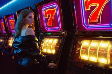 Uma imagem dramática de setes vencedores alinhados em um rolo de slot cercado por moedas douradas brilhantes, simbolizando grandes vitórias.